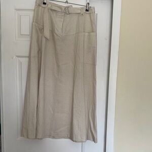 Elegant Cream Skirt. Brazilian